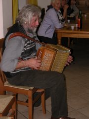 Sandro suona mentre si balla (10638 bytes)